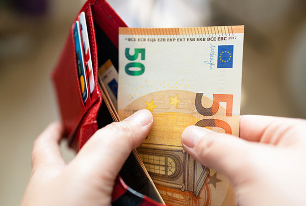 Es kann eine unfaire Bedingung sein, vom Verbraucher zu verlangen, dass er außer den Zinsen unangemessene Kosten im Zusammenhang mit dem Darlehen trägt