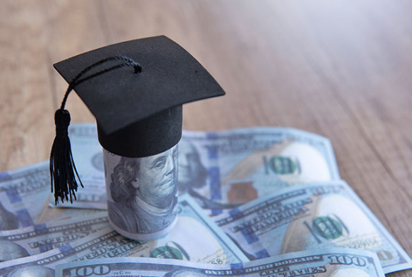 Der dem Studierenden im Rahmen des Erasmus+-Stipendiums gezahlte Betrag sollte bei der Berechnung der Einkommensteuer des unterhaltsberechtigten Elternteils nicht berücksichtigt werden